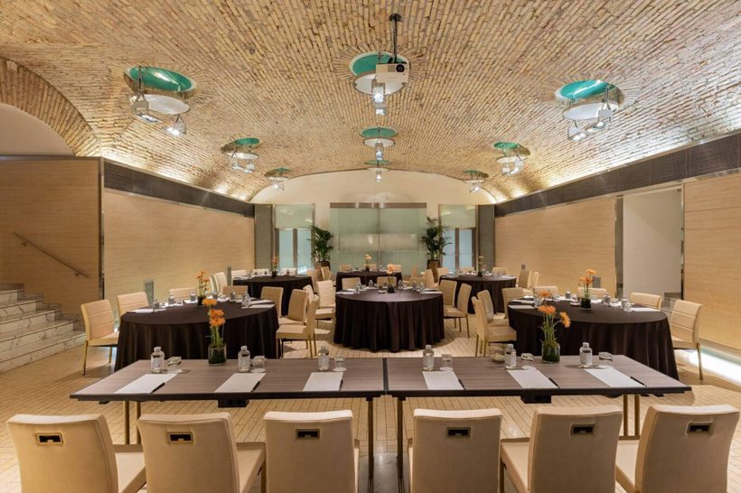 Πολυτελής συνεδριακός χώρος ξενοδοχείου για επενδυτικές συμφωνίες